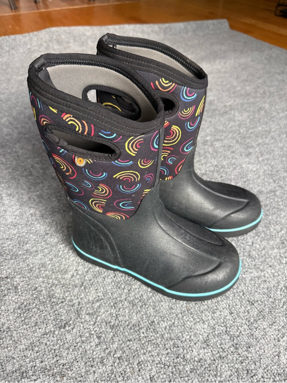 Bogs Kids 5 Winter Snow Boots with Multicolor Arc Print